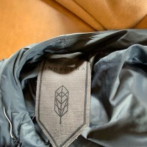 Manteau bleu léger grandeur medium. Jamais porté!